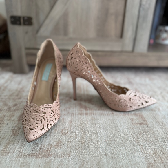 Betsey Johnson Blush/Rose Gold Heels - Size 8, Barely worn - Picture 1 of 6